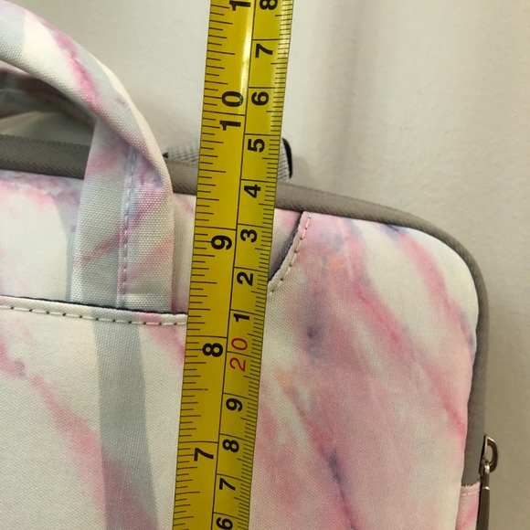 Laptop bag in white and pink marble print - Picture 8 of 8
